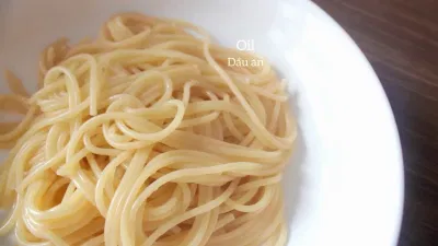 cho dầu ăn vào