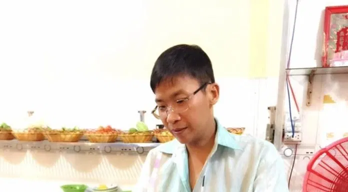 Chủ quán