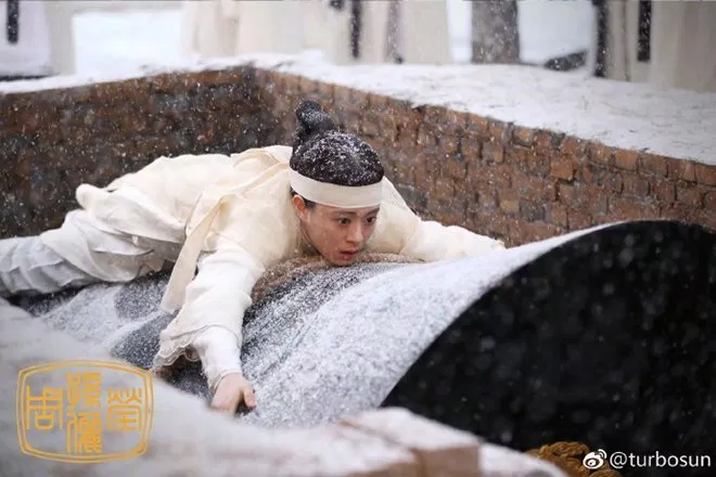 Năm ấy hoa nở trăng vừa tròn