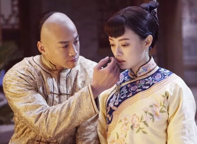 Năm ấy hoa nở trăng vừa tròn