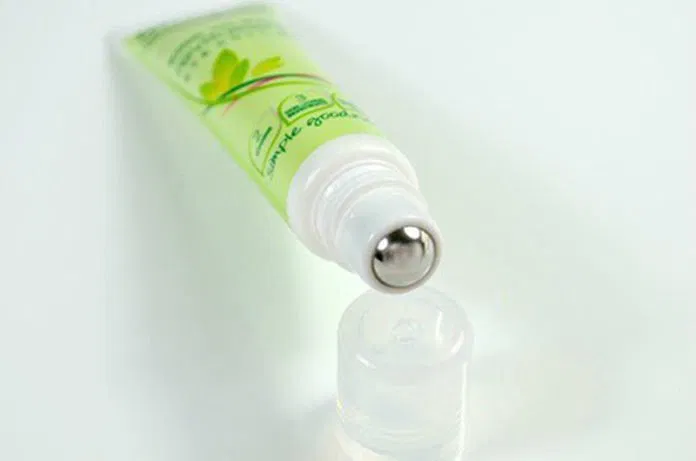 Simple Kind To Eyes Revitalising Eye Roll-On