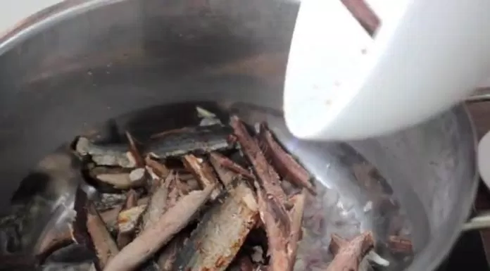 Gỏi xoài khô cá trích