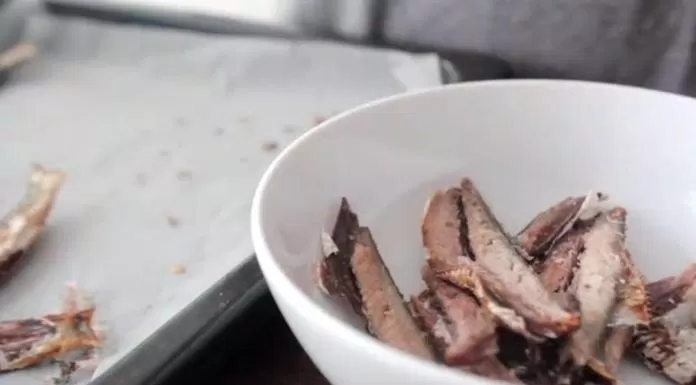 Gỏi xoài khô cá trích