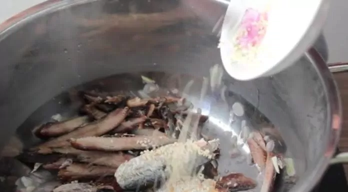 Gỏi xoài khô cá trích