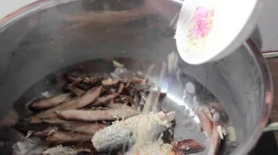 Gỏi xoài khô cá trích