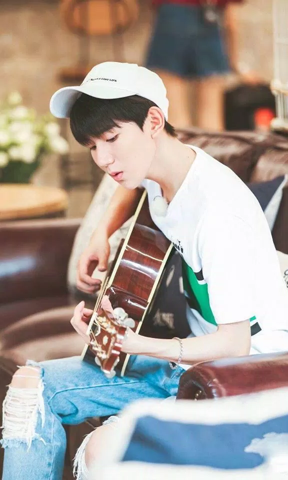 Quần jeans cá tính