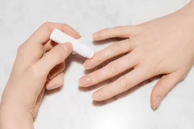 Dưỡng da quanh móng