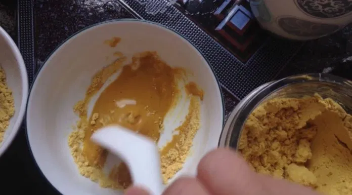 Hỗn hợp tinh bột nghệ - nước chăm sóc da