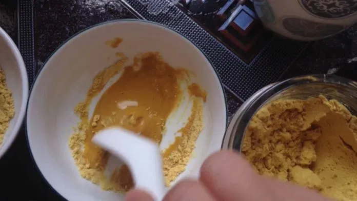 Hỗn hợp tinh bột nghệ - nước chăm sóc da