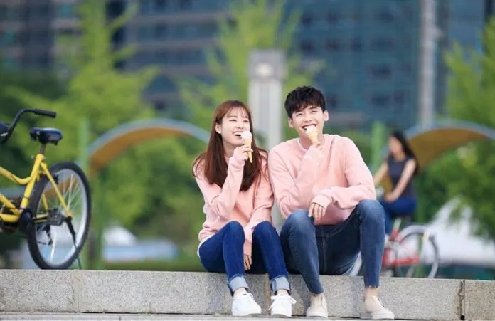 Lee Jong Suk Hai thế giớiLee Jong Suk Hai thế giới