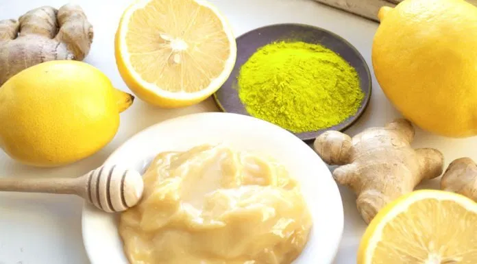 Mặt nạ tinh bột nghệ - mật ong – chanh cung cấp vitamin C se khít lỗ chân lông