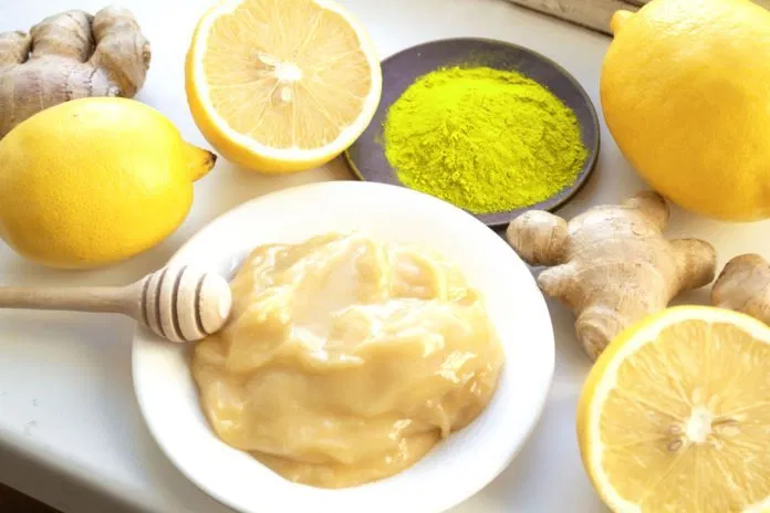 Mặt nạ tinh bột nghệ - mật ong – chanh cung cấp vitamin C se khít lỗ chân lông