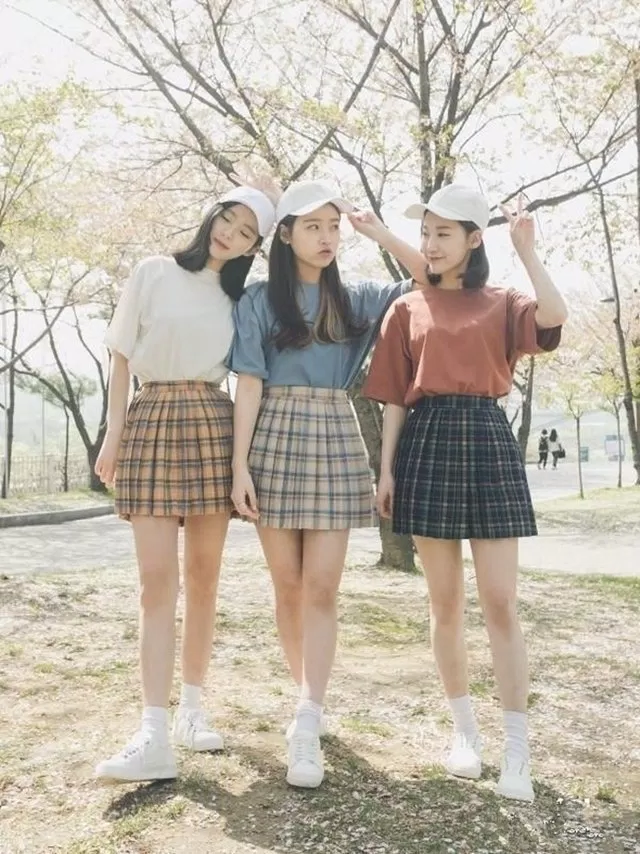 diện chân váy caro cùng nhóm bạn