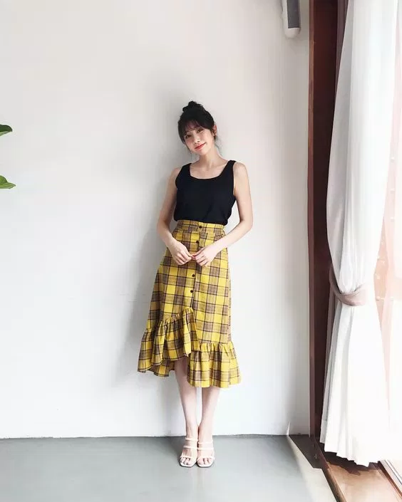 váy đuôi cá lệch tông vàng