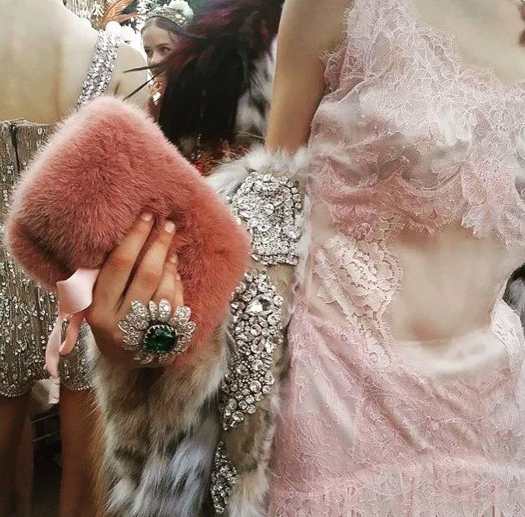 Ví cầm tay clutch