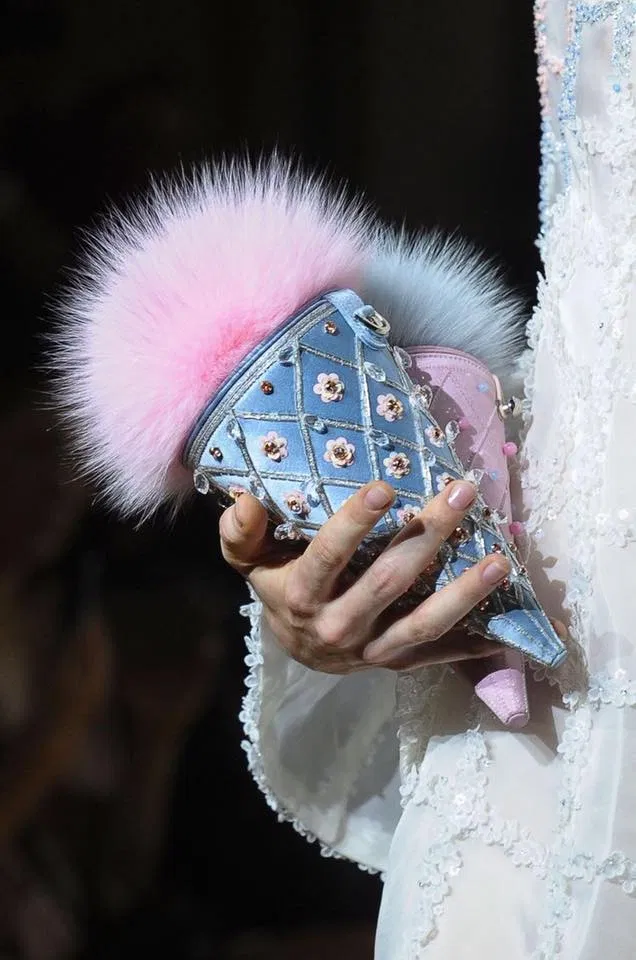 Ví cầm tay clutch