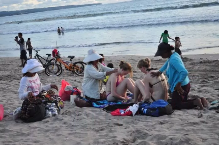 dịch vụ massage trên bãi biển Kuta, Bali