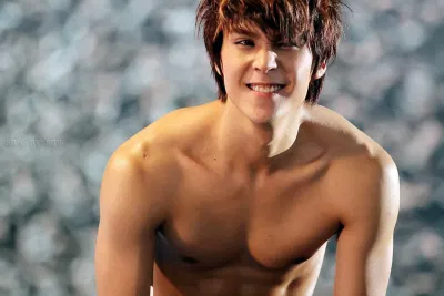 dongwoon khoe body