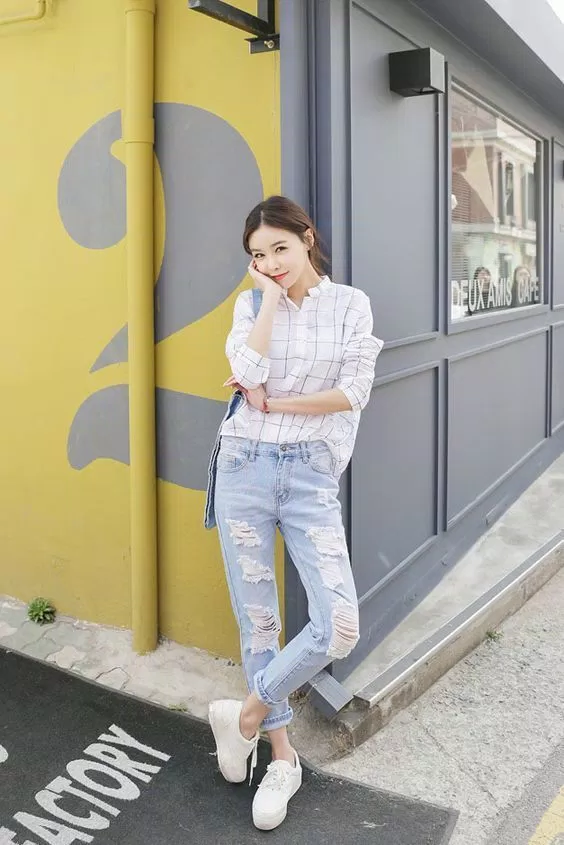 Quần jean nữ rách bụi bặm
