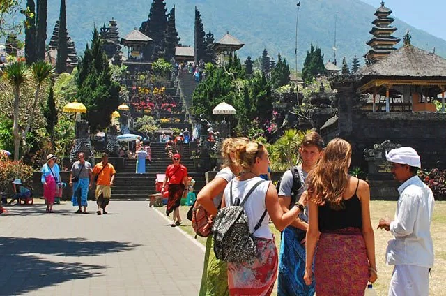 Du khách tại các điểm đến nổi tiếng ở Bali
