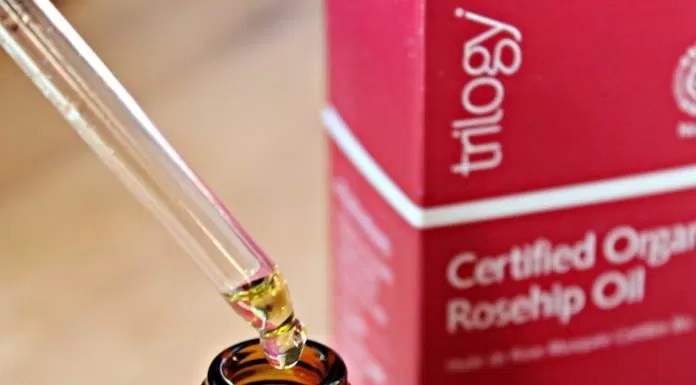 Review dầu dưỡng ẩm Trilogy Certified Organic Rosehip Oil