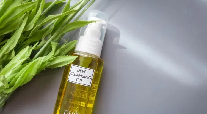 Review dầu tẩy trang cho da nhờn DHC Deep Cleansing Oil 