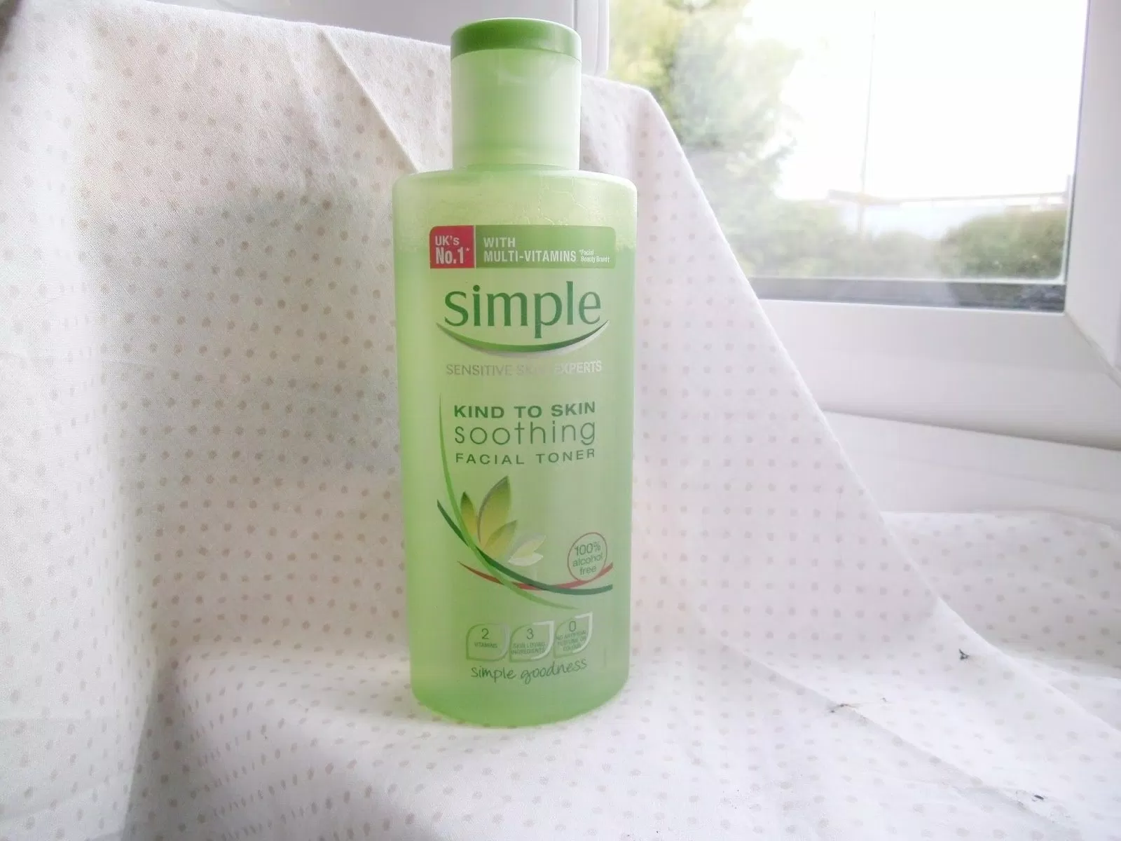 Nước hoa hồng Simple Soothing Facial Toner