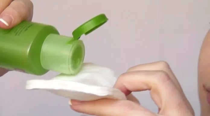 Nước hoa hồng Simple Soothing Facial Toner