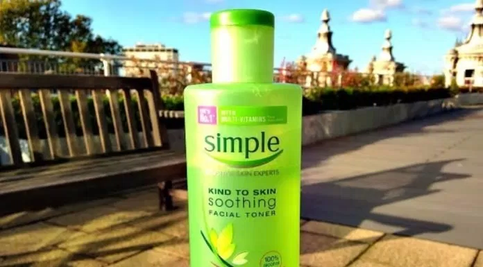 Nước hoa hồng Simple Soothing Facial Toner
