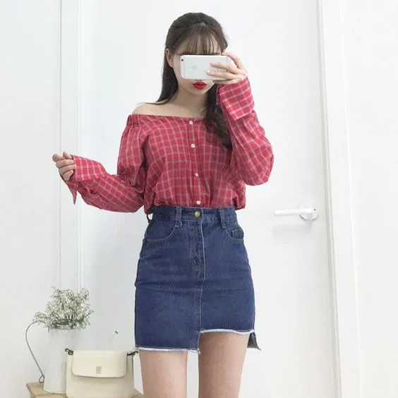 Áo sơ mi trễ vai với chân váy bò