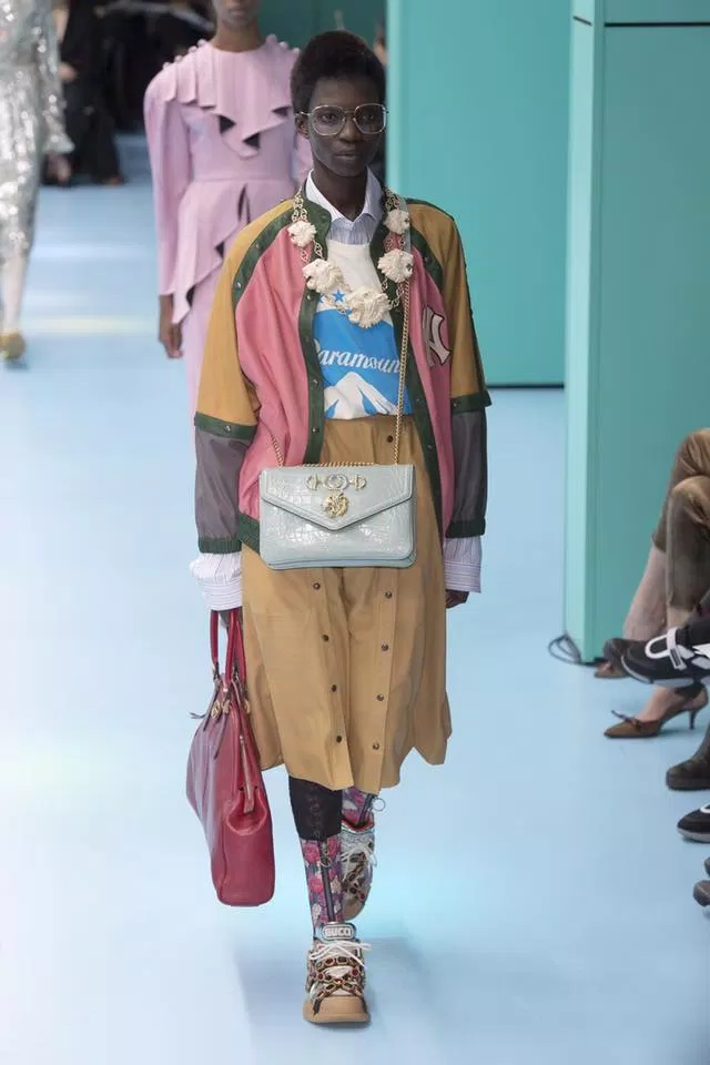 Giày Sneaker