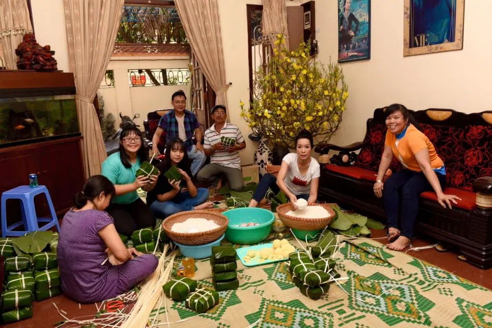Gia đình quây quần bên nhau, cùng gói bánh chưng cho Tết là giây phút đầm ấm và hạnh phúc. (Nguồn: Internet)