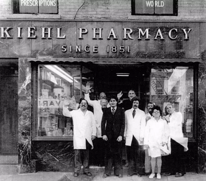 Mỹ phẩm Kiehls: Mỹ phẩm dưỡng da cao cấp từ thiên nhiên Andre Hamann gương mặt đại diện cho Kiehls Kiehls Kiehls Calendula Deep Cleansing Foaming Face Wash Kiehls Rare Earth Deep Pore Cleansing Masque Kiehls Ultra Facial Cream Matthew McConaughey mỹ phẩm dưỡng da Mỹ phẩm dưỡng da cao cấp mỹ phẩm Kiehls thương hiệu mỹ phẩm