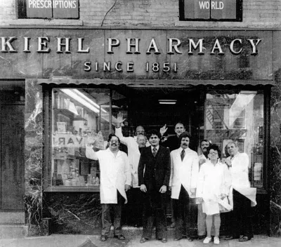 Mỹ phẩm Kiehls: Mỹ phẩm dưỡng da cao cấp từ thiên nhiên Andre Hamann gương mặt đại diện cho Kiehls Kiehls Kiehls Calendula Deep Cleansing Foaming Face Wash Kiehls Rare Earth Deep Pore Cleansing Masque Kiehls Ultra Facial Cream Matthew McConaughey mỹ phẩm dưỡng da Mỹ phẩm dưỡng da cao cấp mỹ phẩm Kiehls thương hiệu mỹ phẩm