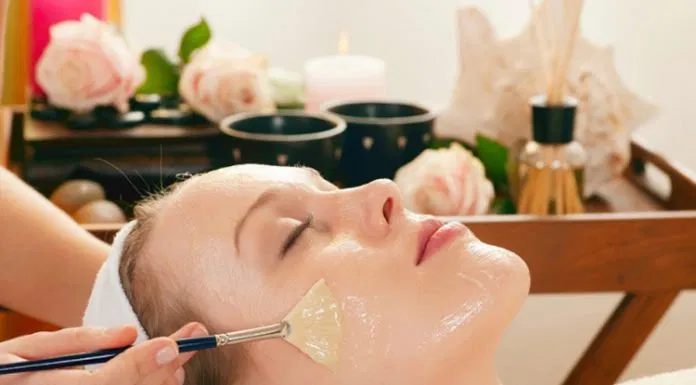 mặt nạ bia, dưa chuột và lòng trắng trứng.