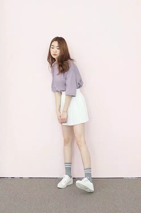 Set đồ áo phông và chân váy duyên dáng