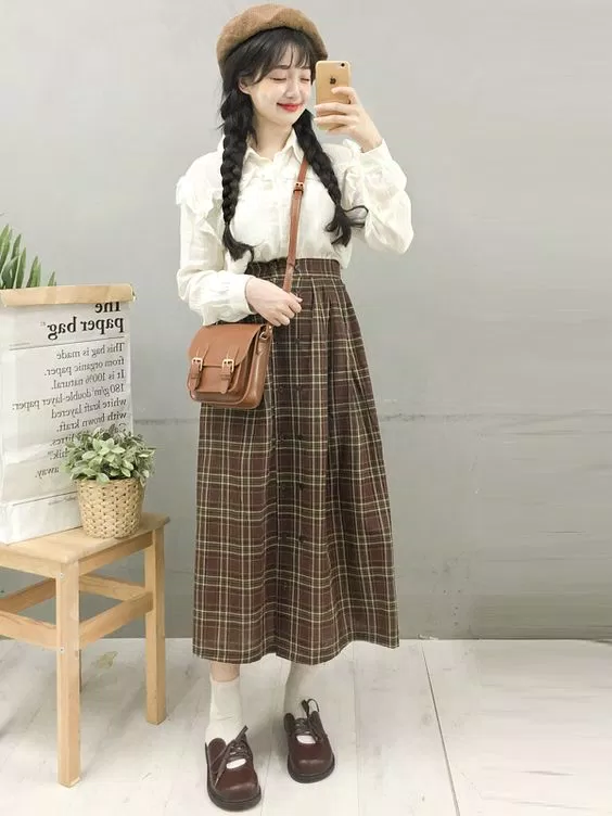 Set đồ áo sơ mi kết hợp chân váy midi theo phong cách vintage