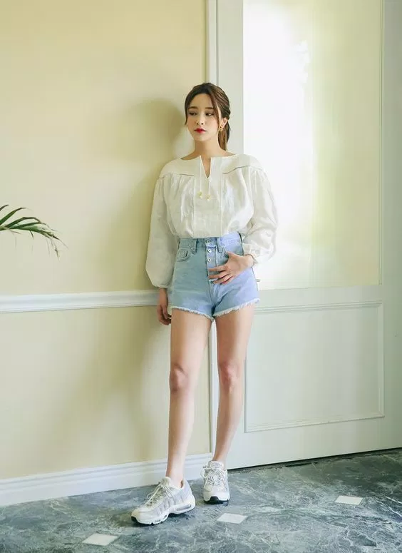 Áo sơ mi cổ chữ V lạ mắt