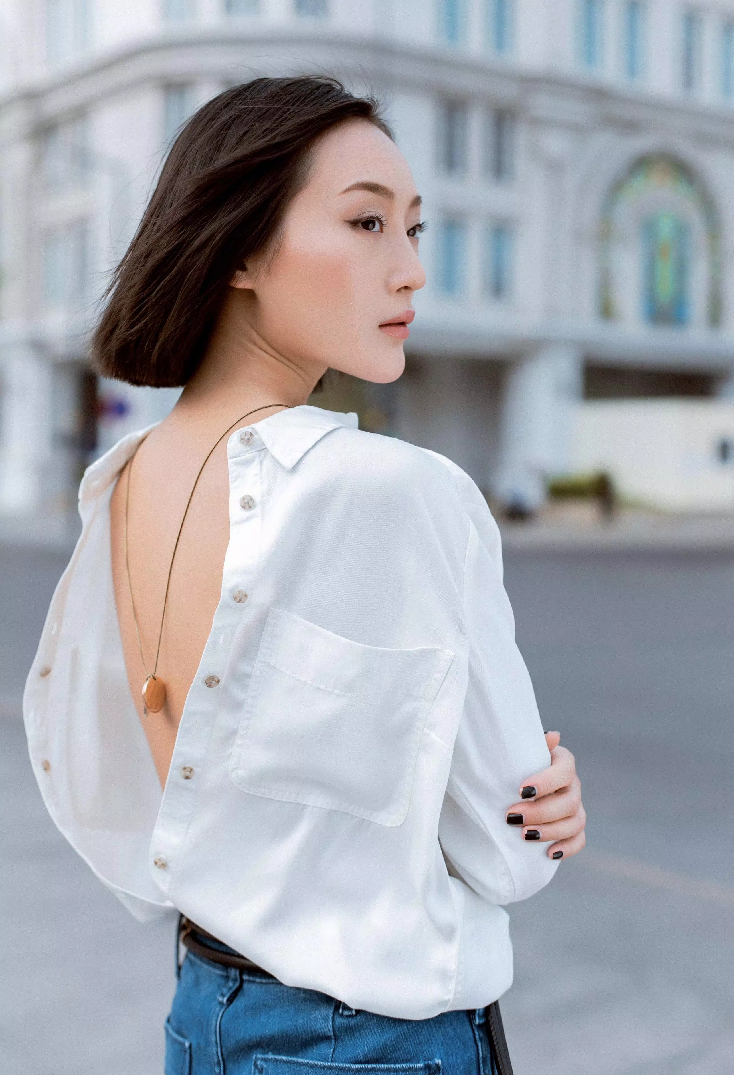 Áo sơ mi trắng mặc ngược