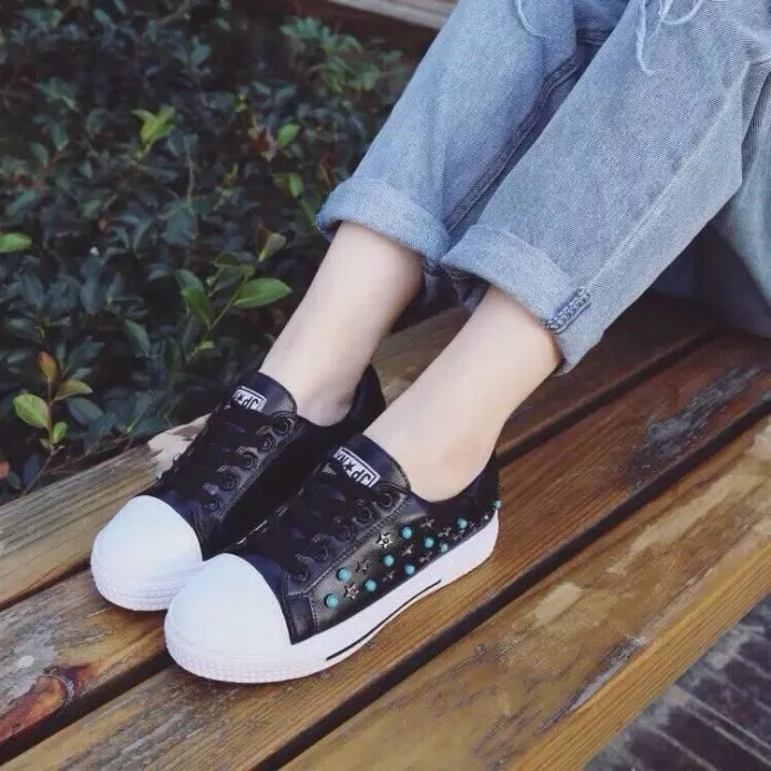 Giày Sneaker
