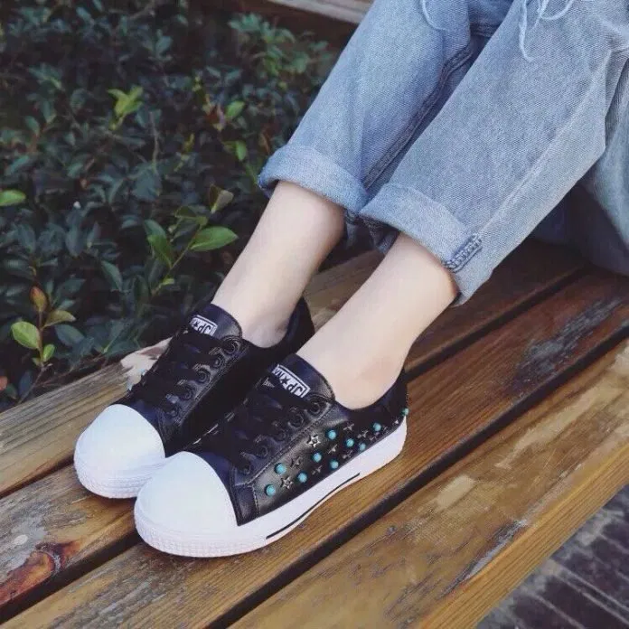 Giày Sneaker