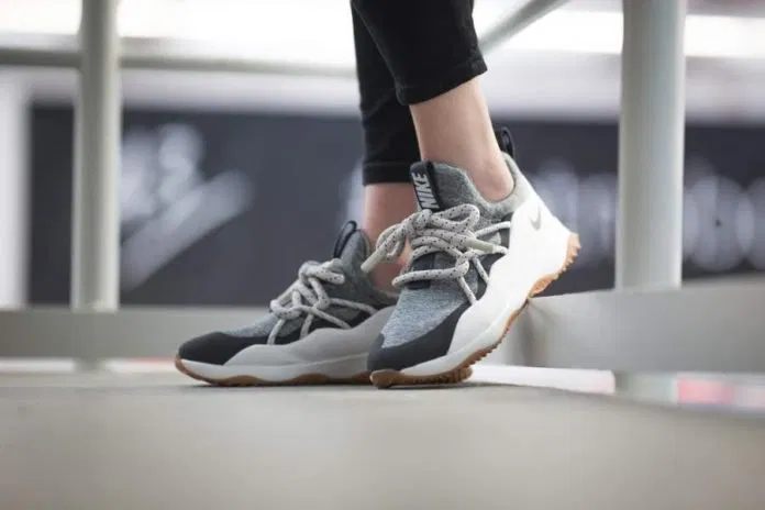 Giày nike city loop summit white cool grey on foot