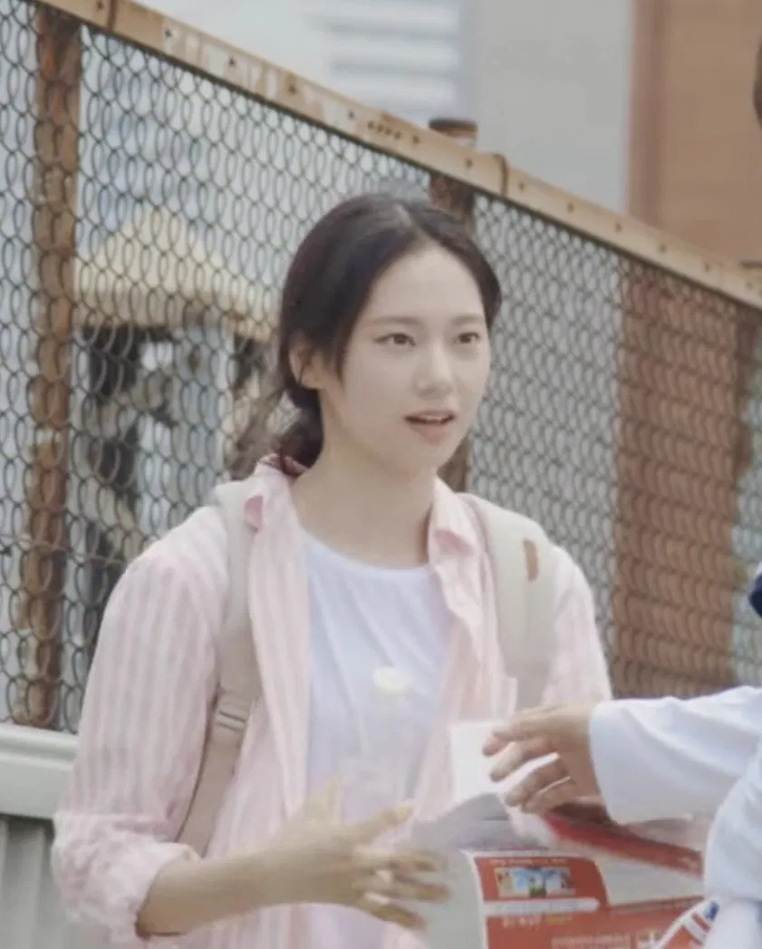 Vẻ đẹp mộc mạc,giản dị của Han Seol trong MV của BTS