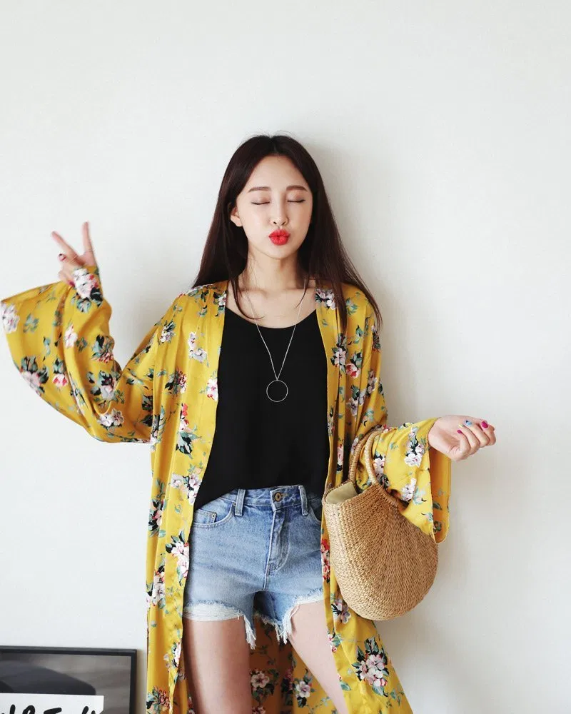 Shorts jeans với áo dây và áo choàng