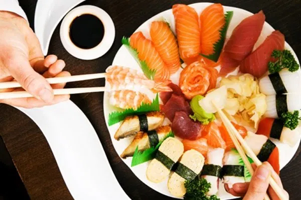 Gắp sushi cho người khác