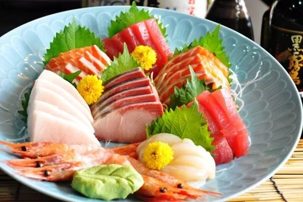 Sushi cùng cá sống