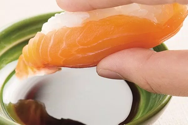 Ăn sushi bằng tay