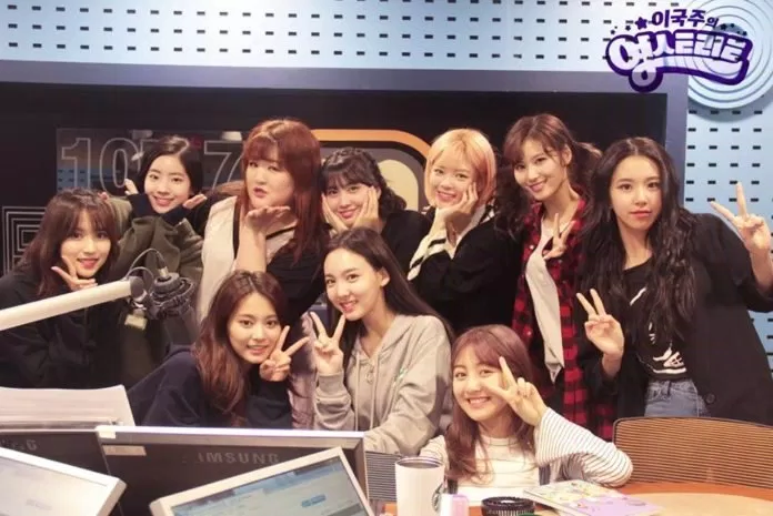 TWICE chia sẻ về việc trở thành tiền bối tại JYP sau khi Stray Kids ra mắt Chaeyoung Dahyun Jihyo Jungyeon KPOP Lee Guk Joos Young Street Mina momo Nayeon Sana Stray kids Twice Tzuyu what is love
