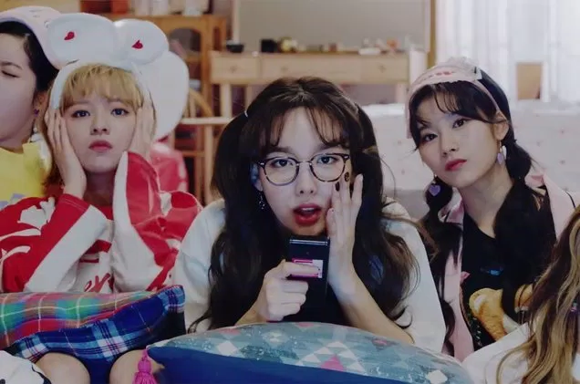 TWICE chia sẻ những mẩu chuyện nhỏ thú vị về các thành viên trên sóng radio