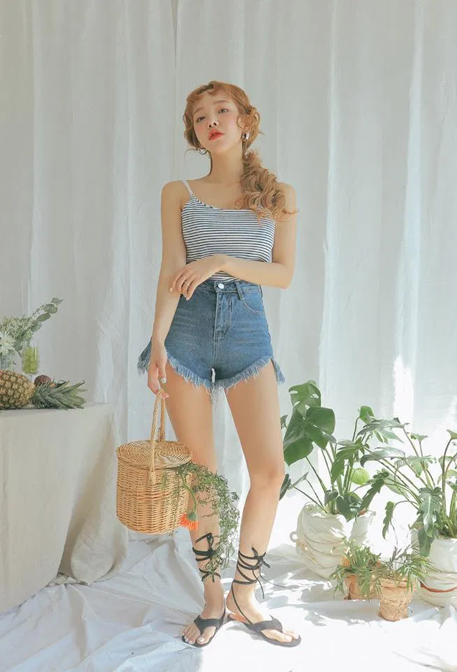 Cách phối đồ với áo hai dây